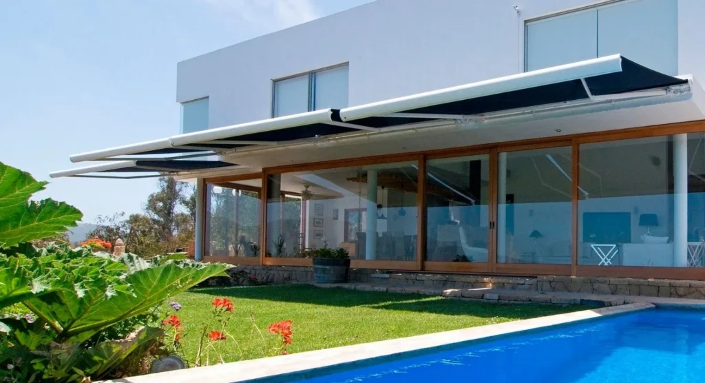 Toldos Modernos 17 toldosmodernos negro con pileta hunter douglas optimized